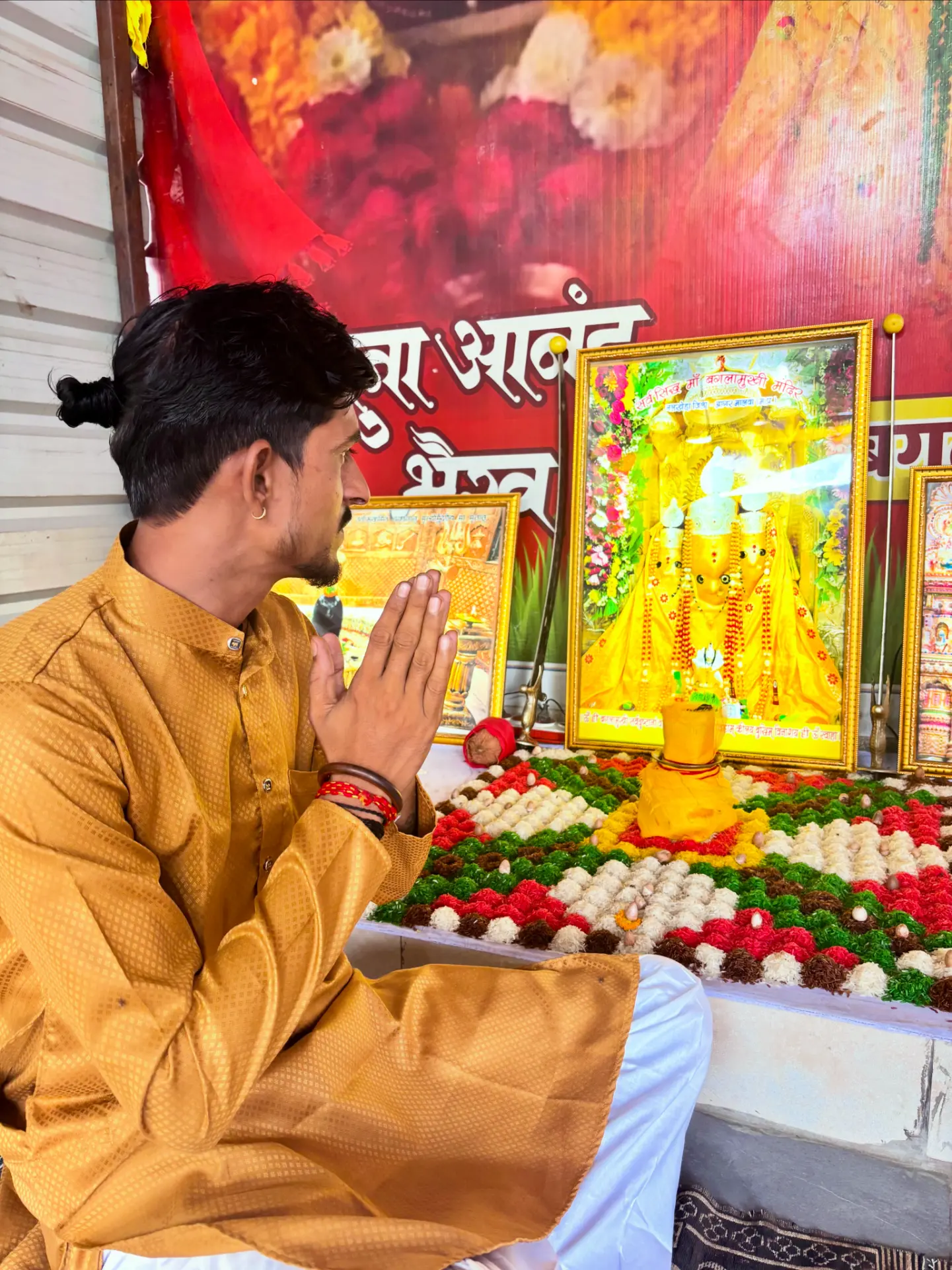 पीले वस्त्रों में आचार्य मनीष पुरोहित