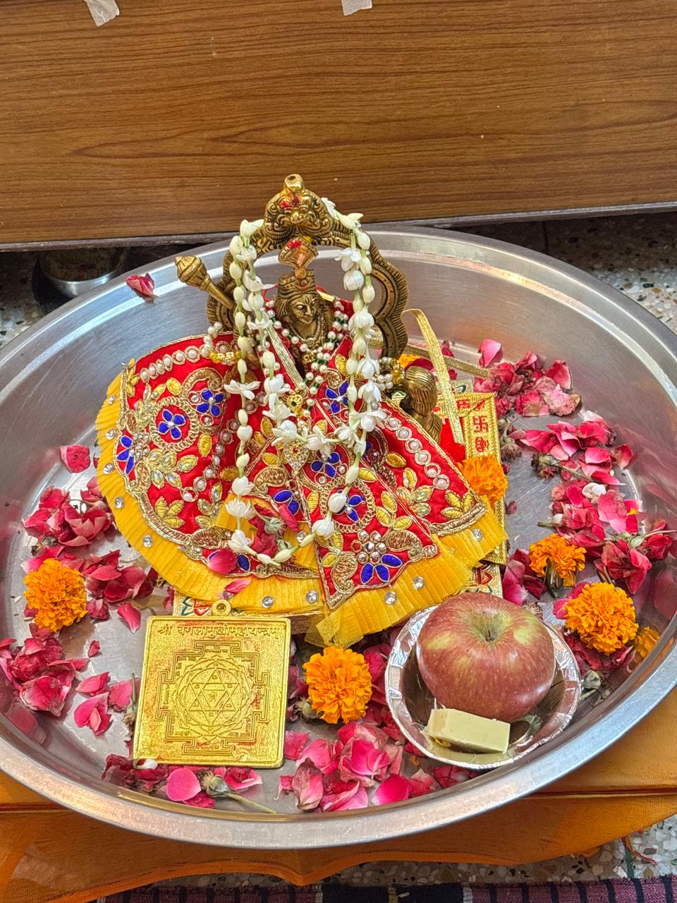 पुष्पों से सजी देवी प्रतिमा और पूजन थाली