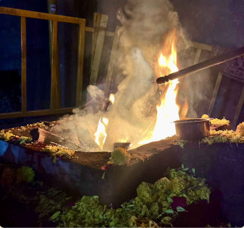 हवन अग्नि में आहुति का दृश्य