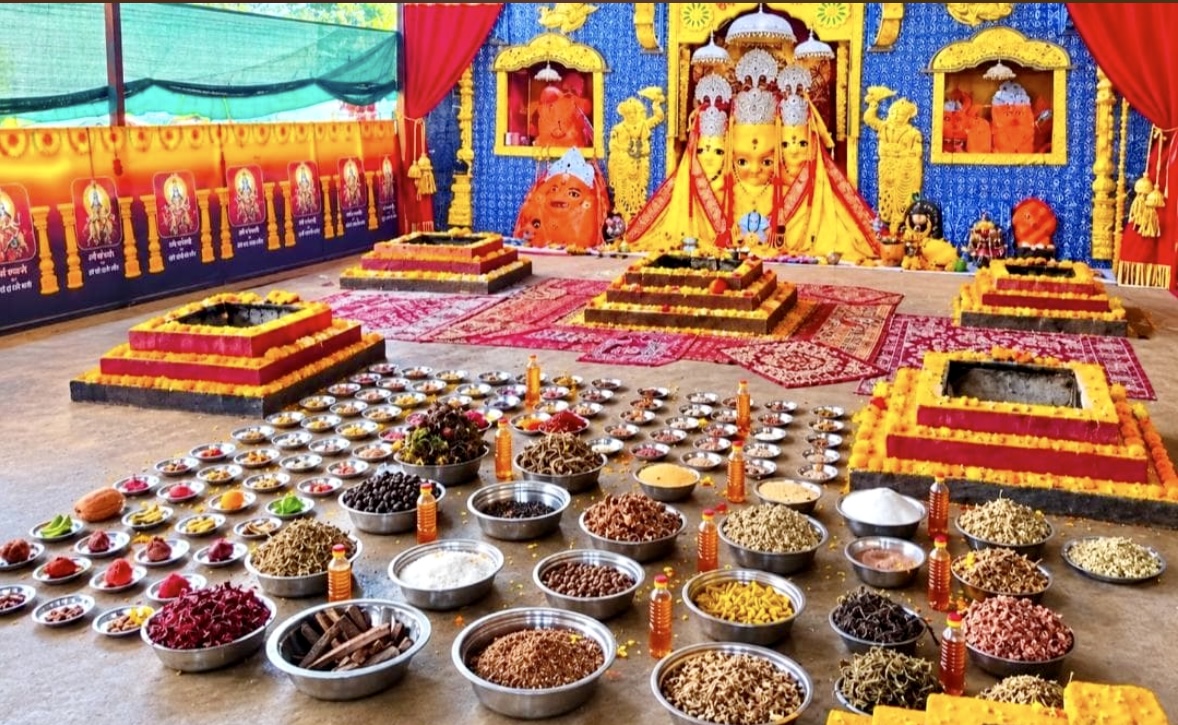 माँ बगलामुखी मंदिर में सजे हुए हवन कुंड और पूजन सामग्री