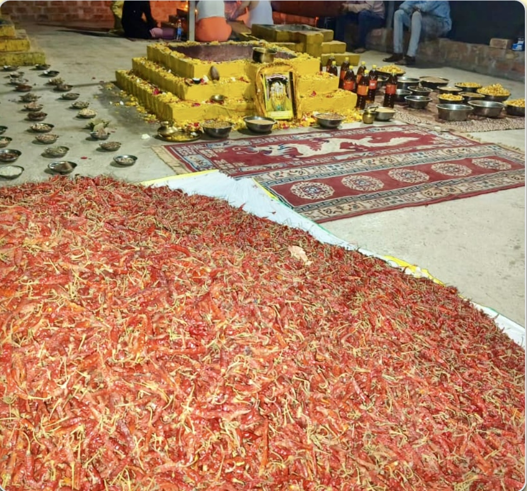 हवन की पीली वेदी और लाल पुष्पों की तैयारी